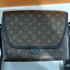 *Authentic* Louis Vuitton Monogram Magnetic Messenger from 2020 collection